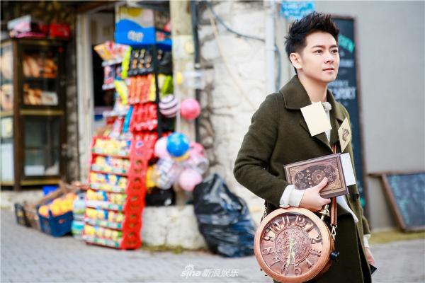 组图:胡一天捣蛋搂住魏大勋 白敬亭遭林志颖踩