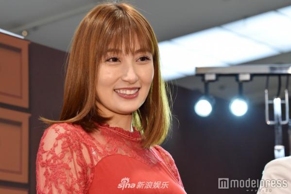 组图日女星熊田曜子挺孕肚出席活动一身红裙显喜庆