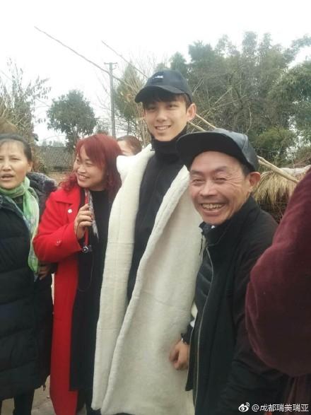 吴磊回四川老家过年 与乡亲合影高大帅气
