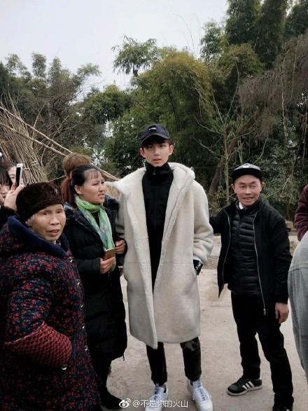 吴磊回四川老家过年 与乡亲合影高大帅气