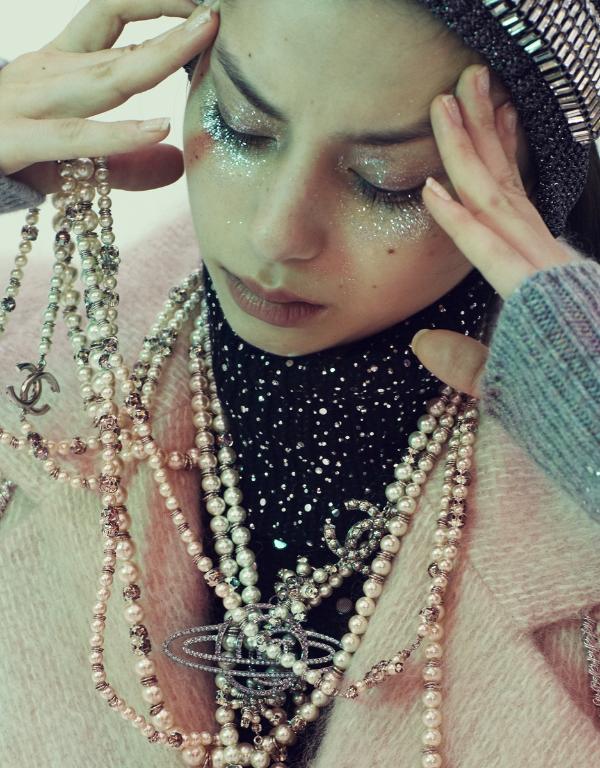 组图:模特中条彩未拍摄大片 肢体流露强表现力