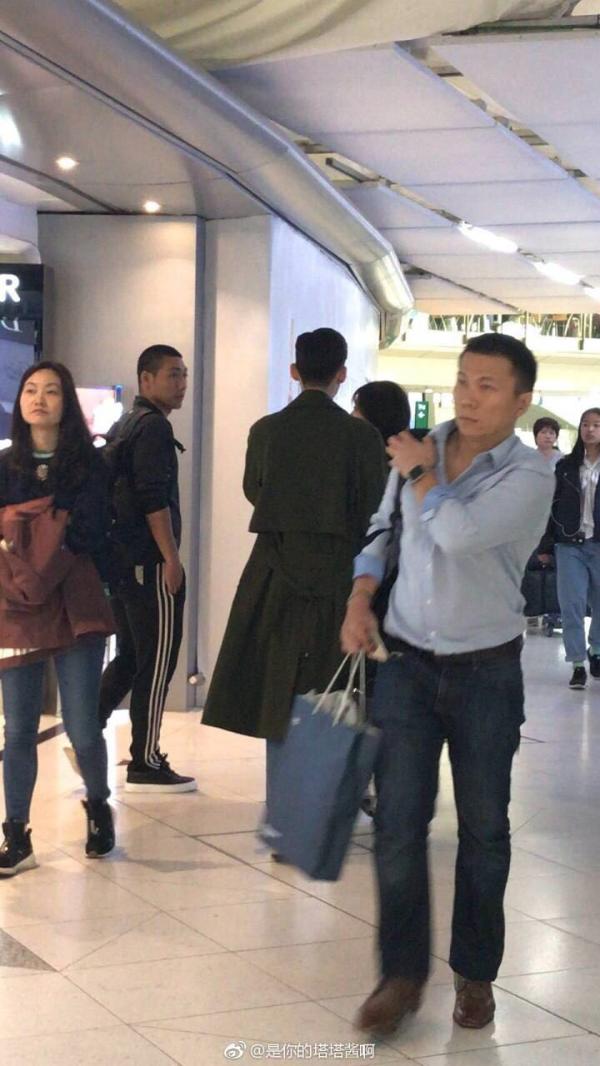 网友香港机场偶遇张翰 来回行走疑似迷路