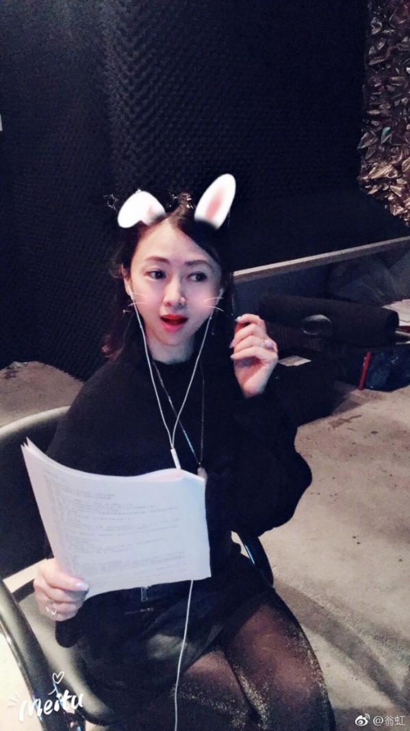 翁虹致敬配音演员 独坐棚中配音声情并茂全神