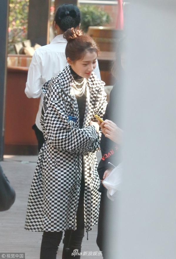 关晓彤再现黑秋衣加项链老气造型 果真有颜任