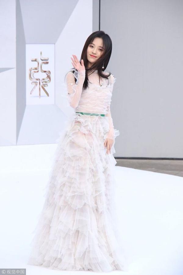 仙女本人!鞠婧祎穿白色纱裙妆容清丽