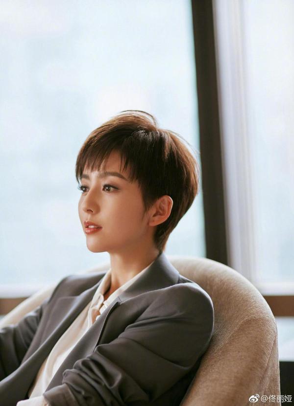 霸道女总裁上线!佟丽娅帅气短发配西装攻气十