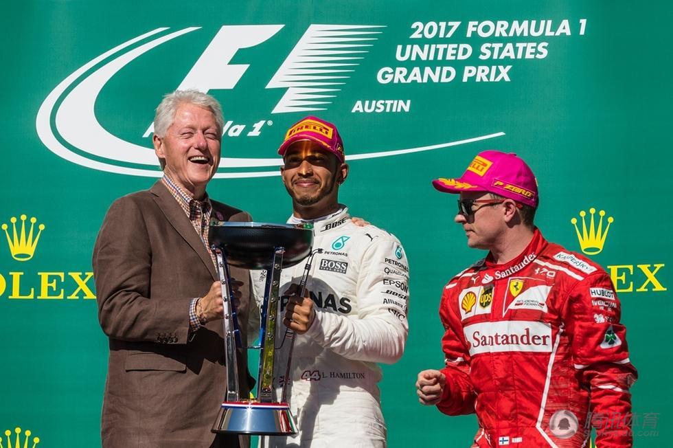 F1美国站克林顿为汉密尔顿颁奖 梅赛德斯年度