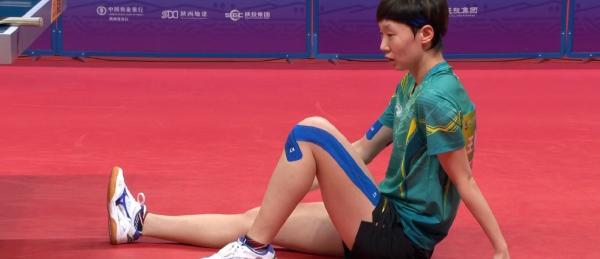 王曼昱在混双决赛受伤倒地。