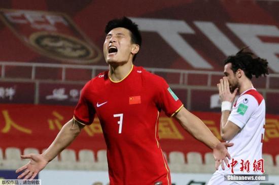 ����ͼ������ʱ��6��16���賿2:00���е���Ԥ��40ǿ��ĩ�ֱ����У�ƾ������һ��һ���Լ���ϡ�ܡ��������Ľ��򣬹���3:1սʤ�����ǣ��ɹ�����12ǿ���׶Ρ�ͼΪ������ף����