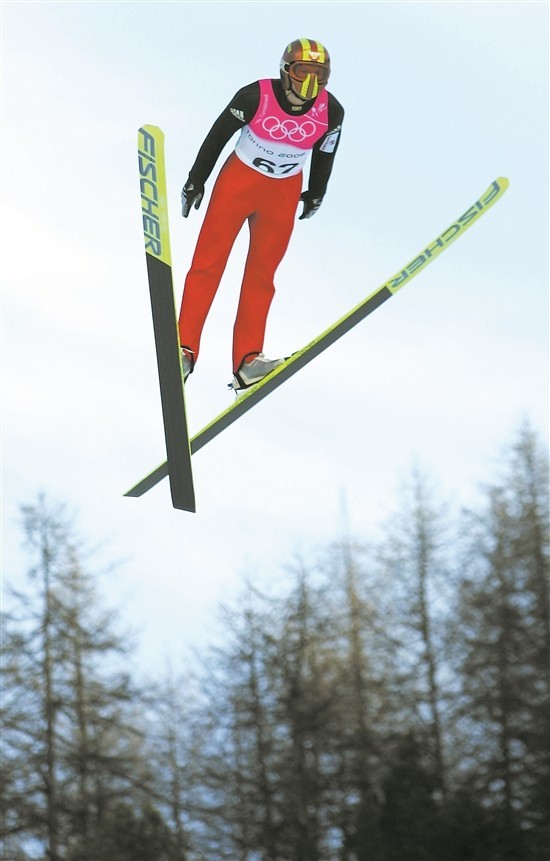跳台滑雪选手从高空落下为什么不容易摔伤