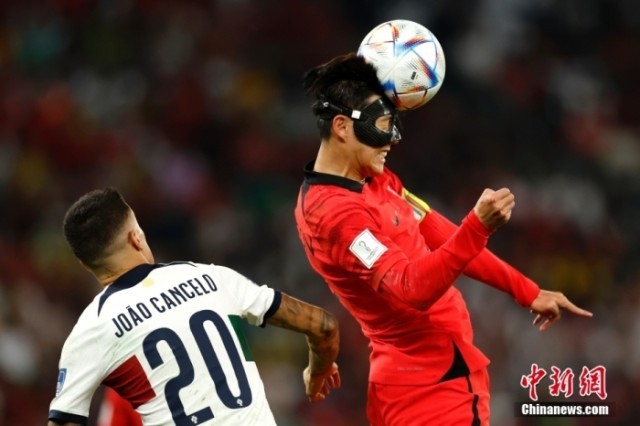 当地时间12月2日,2022卡塔尔世界杯小组赛H组第三轮韩国(红)与葡萄牙的比赛在教育城体育场举行。最终韩国队2:1战胜葡萄牙队,两队一同晋级16强。图为韩国队球员孙兴慜(右)争抢头球。 <a target='_blank' href='/'><p align=