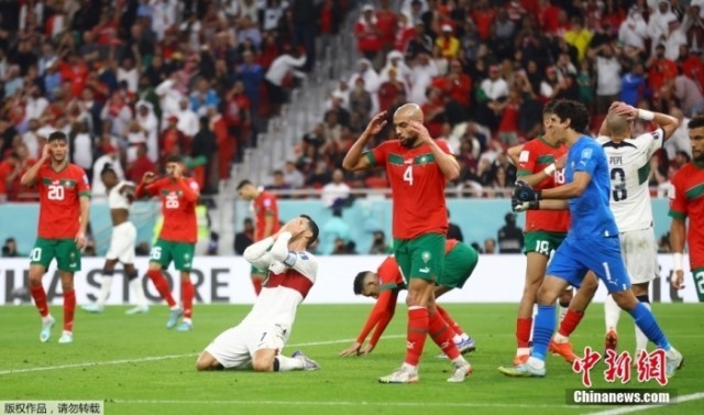 终场哨响时,C罗掩面跪倒在对方的禁区中。那一刻,相信有许多人在电视机前做出了相同的动作。