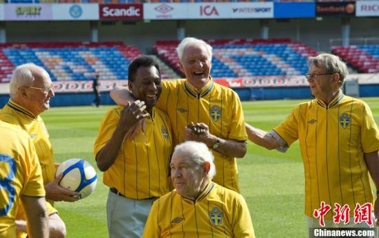 资料图:贝利现身瑞典与1958年世界杯决赛对手重聚。图片来源:东方IC