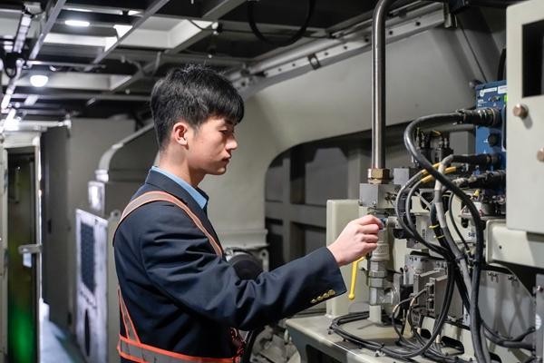 00后火车司机 已挑春运“大梁”.jpg