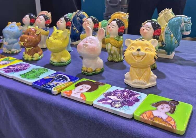 在消博会上看青年人续写非遗新故事.jpg