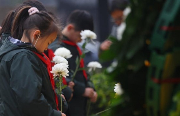 南京小学生悼念南京大屠杀遇难同胞 铭记历史祈愿和平.jpg