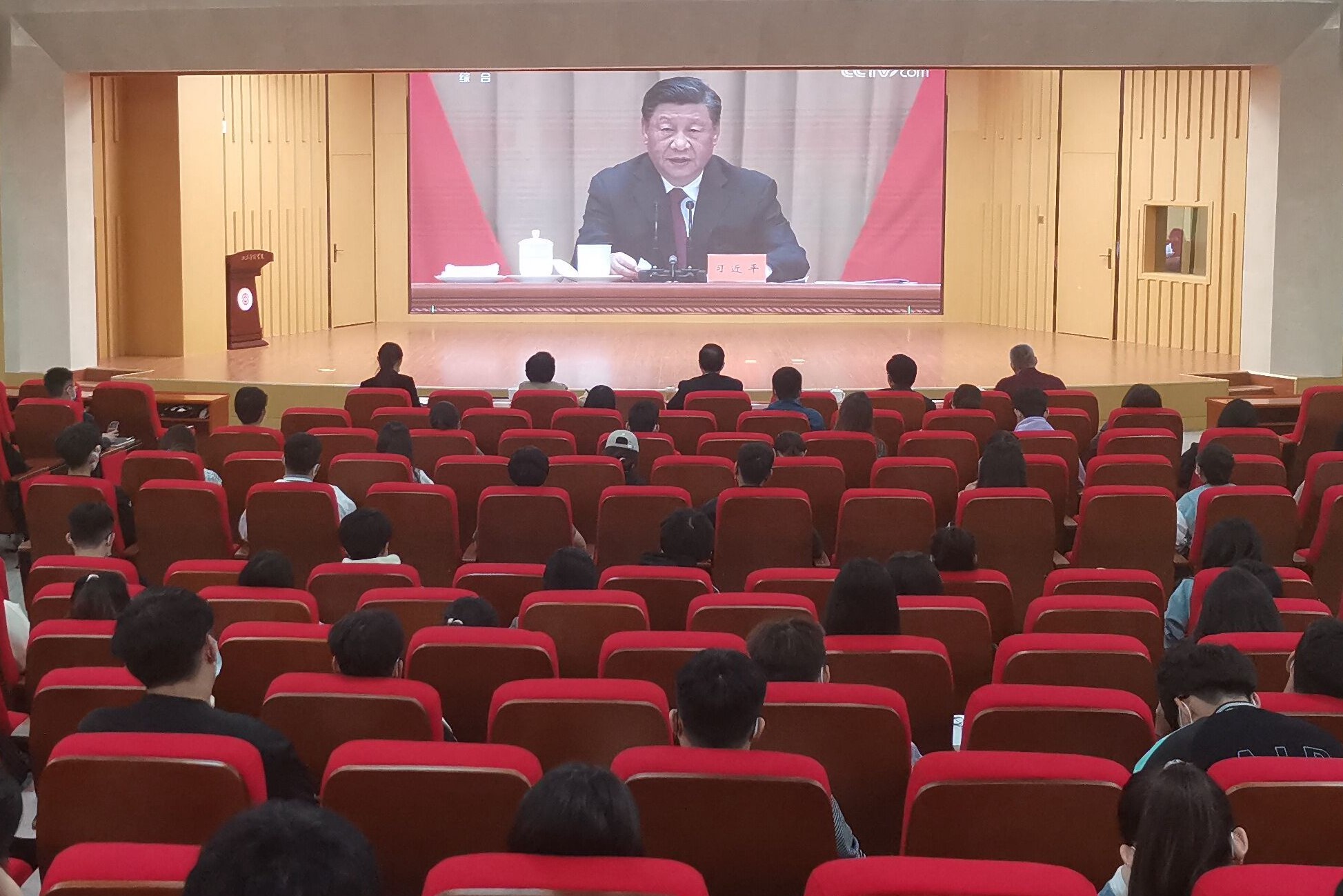 各地高校师生观看庆祝中国共产主义青年团成立100周年大会.jpg