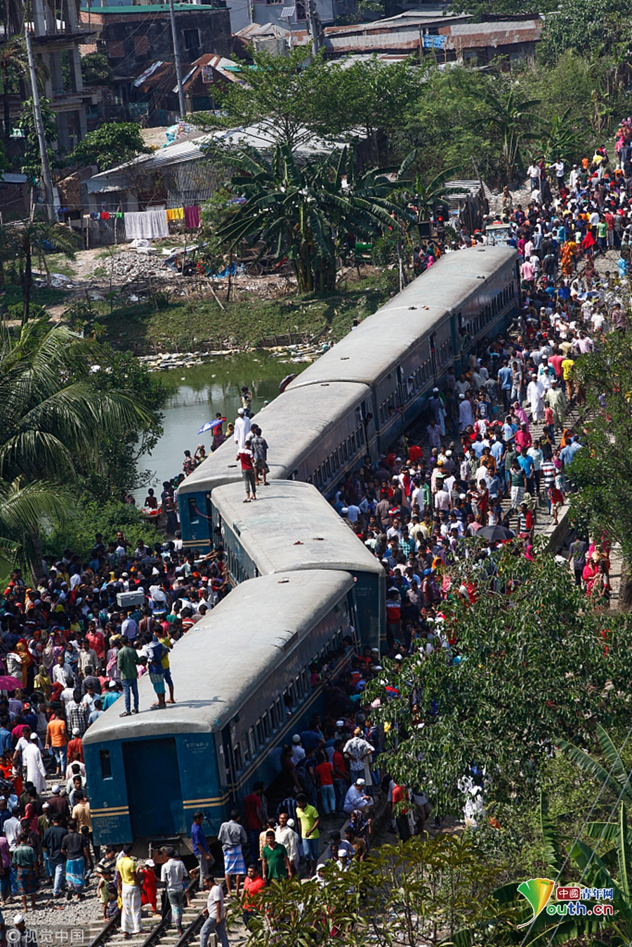 孟加拉国一火车脱轨造成至少4人死亡 列车扭曲成"s"形