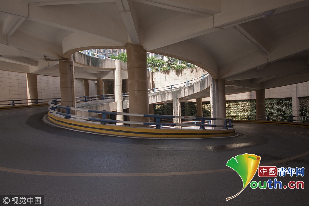 重庆一小区现5层"螺旋"停车场 老司机都喊转晕