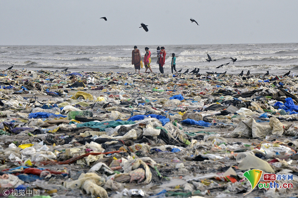 印度海滩垃圾遍野触目惊心 至少重达8吨
