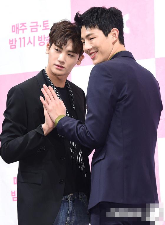 朴宝英甜美亮相《大力女都奉顺》发布会 朴炯植金志洙贴面组cp