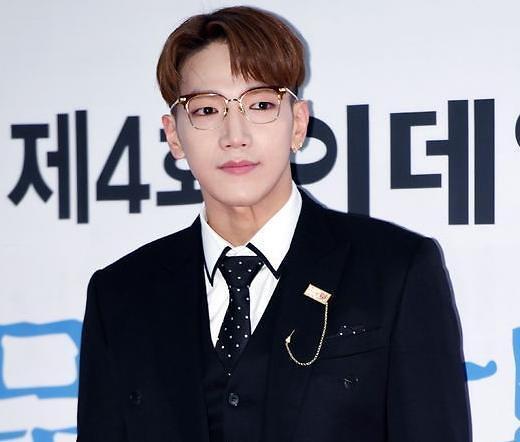 2pm成员junk演唱会从舞台跌落致手指胳膊肘骨折图