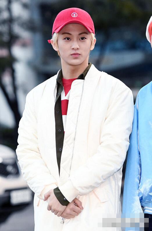 nctdreamtwice泰妍齐现身上班路melodyday车熙怀抱萌犬亮相组图