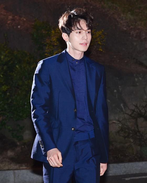 李栋旭身穿宝石蓝西装亮相尹恩惠雪炫李圣经同场争艳组图
