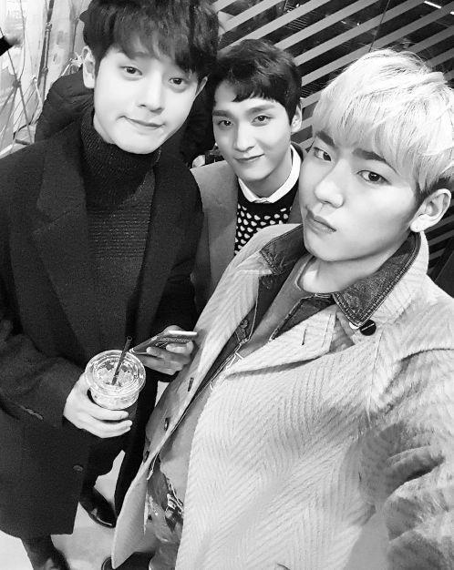 rocker郑俊英(左),制作人zico(右),加上演员崔泰俊(中),这个组合奇葩