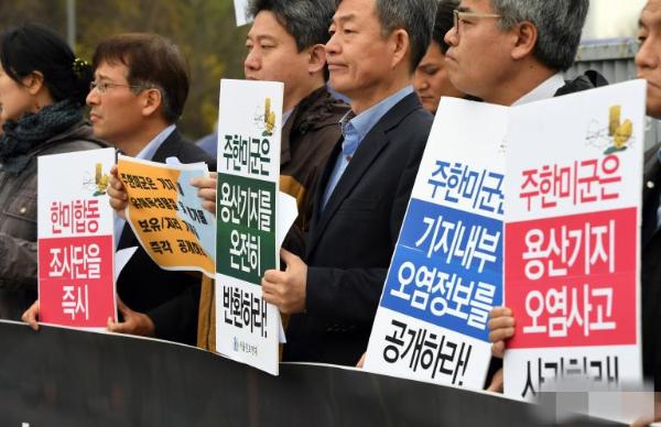 韩国市民团体在首尔龙山区梨泰院广场举行记者见面会,抗议美军驻韩国