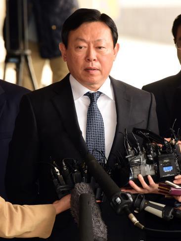 乐天集团会长辛东彬作为亲信门证人受讯组图