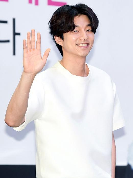 12日上午,因"鬼怪"一角人气暴涨的韩国演员孔侑(又译"孔刘")出席位于