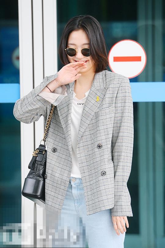 鬼怪新娘金高银不受恋爱绯闻影响手捧鲜花现身机场组图