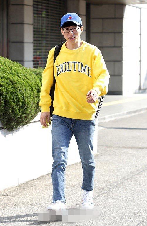 henry录制happytogether刘在石挂比卡丘玩偶童心未泯组图