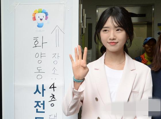 韩总统候选人美貌女儿参加提前投票赴校园拉票与选民亲切合照组图