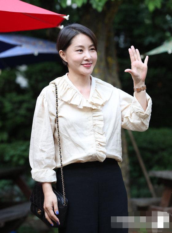 她爱上了我的谎举行终映宴joy李瑞元手比爱心组图