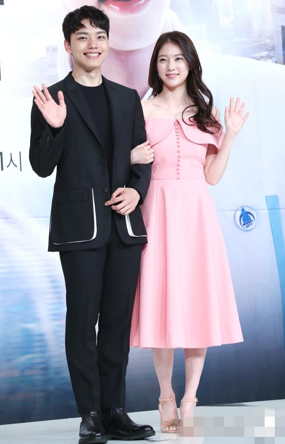 tvn首部科幻悬疑剧《circle》举行发布会 吕珍九孔升妍比心显登对