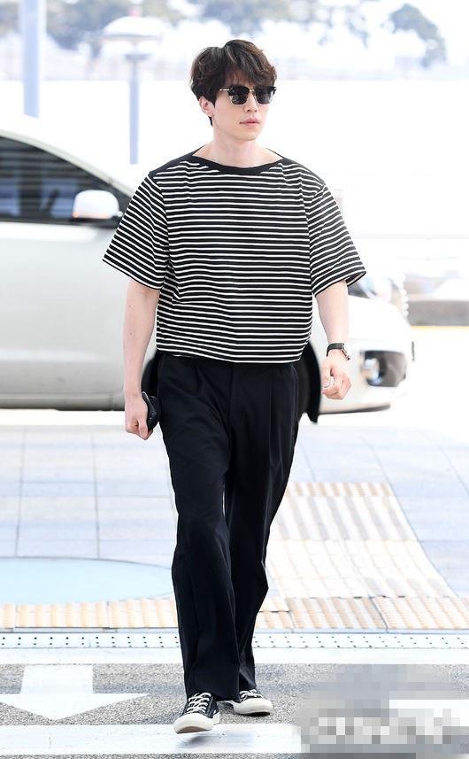 《鬼怪》李栋旭机场造型酷帅 与记者粉丝亲切互动【组图】