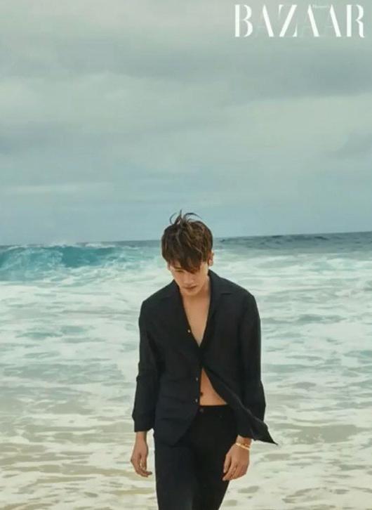 《大力女都奉顺》朴炯植拍海边大片 露腹肌成行走的荷尔蒙【组图】