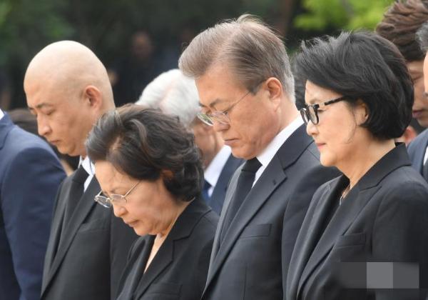 韩国总统文在寅出席卢武铉逝世8周年追悼仪式组图
