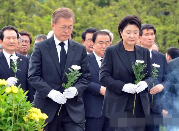 韩国总统文在寅出席卢武铉逝世8周年追悼仪式组图