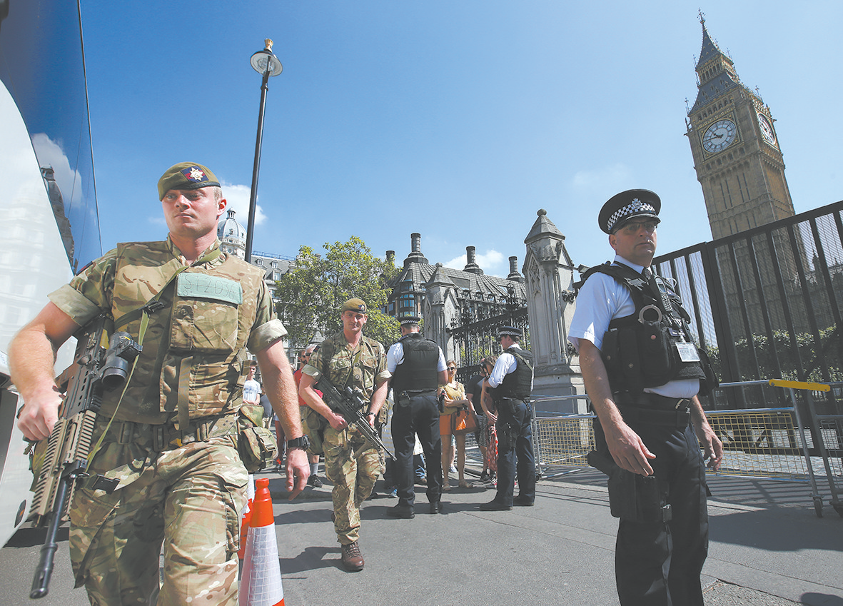 25日,英国军警加强了在议会大厦外的巡逻