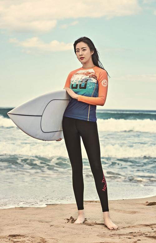 玄彬女友姜素拉海边拍大片傲人身材展健康美组图