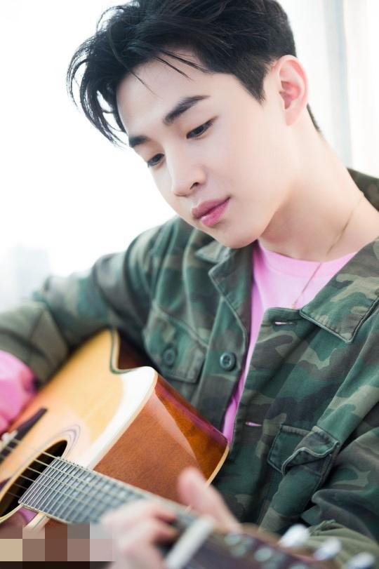 henry刘宪华最新写真公开手拿滑板尽显痞帅感组图