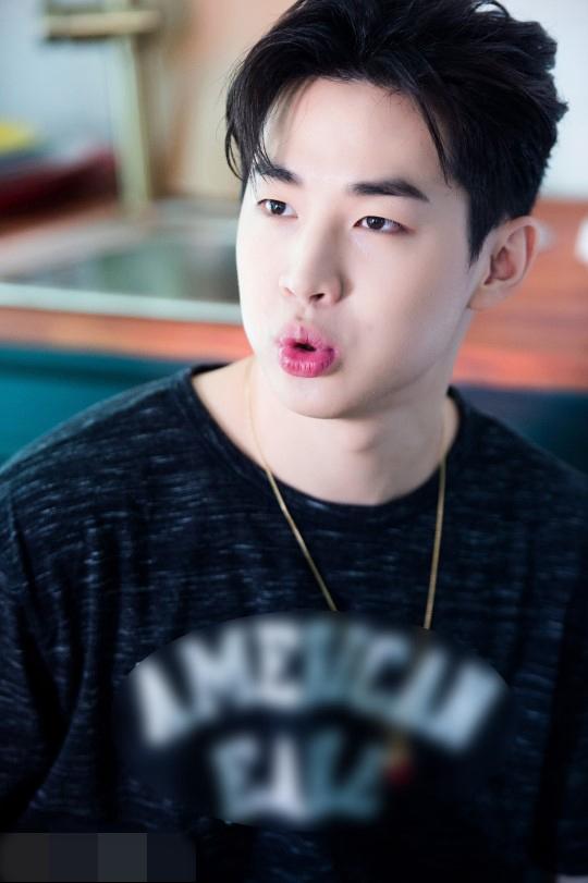 henry刘宪华最新写真公开手拿滑板尽显痞帅感组图