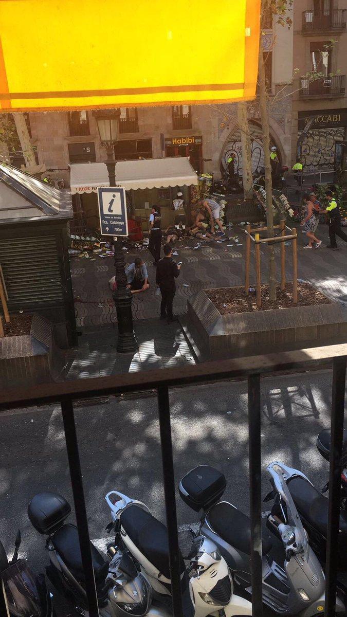 巴塞罗那车辆冲撞人群致2死多伤 警方称系恐袭