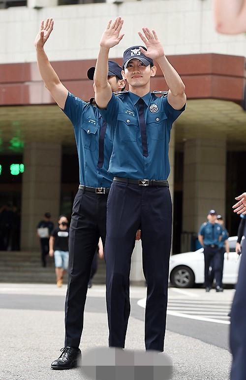 superjunior崔始源东方神起沈昌珉今日退伍结束兵役敬礼告别组图