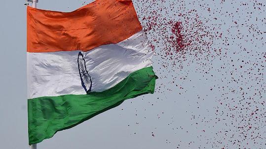 印控克什米尔学生抗议升印度国旗放火并冲撞警察