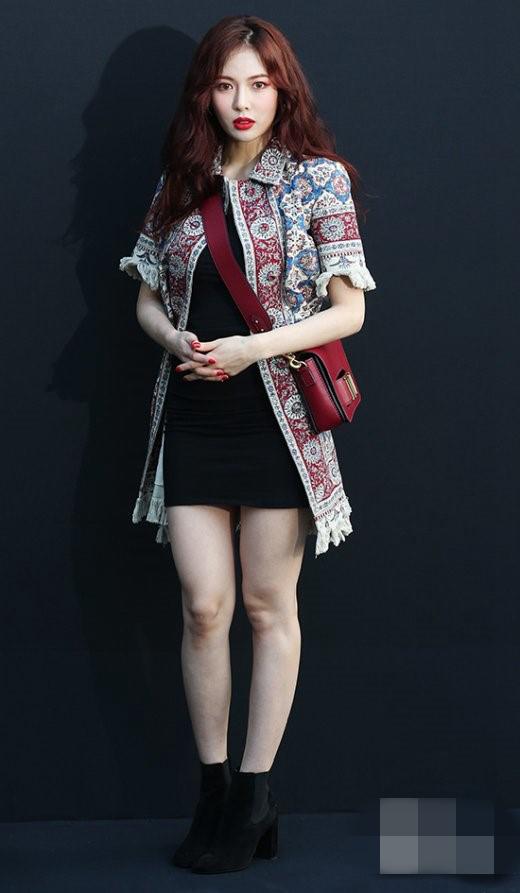 小野马泫雅亮相活动复古印花衫黑短裙大长腿霸屏组图