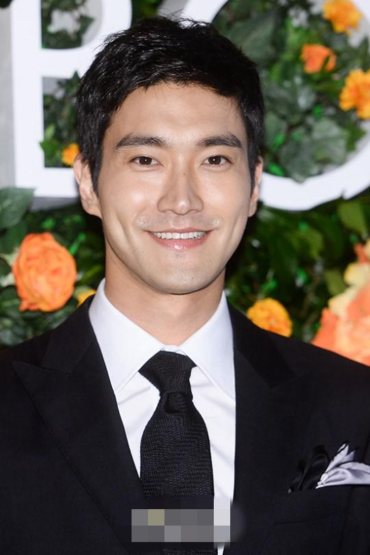 superjunior崔始源帅气亮相活动西装笔挺露迷人酒窝组图